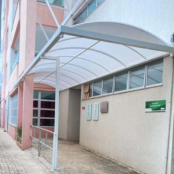 Cobertura de Lona em Mogi das Cruzes - SP — Cobertura em pátio de comércio com mesas externas