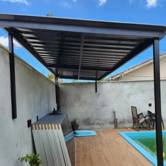Cobertura de Telha Metálica Simples em Mogi das Cruzes - SP — Instalação em estacionamento