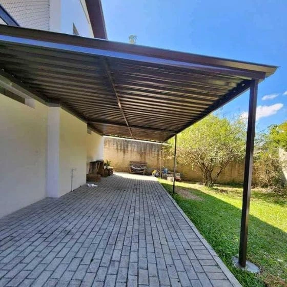 Cobertura de Telha Metálica Simples em Mogi das Cruzes - SP — Cobertura em passagem coberta entre ambientes