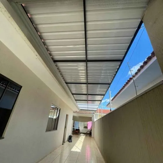 Cobertura de Telha Sanduíche em Mogi das Cruzes - SP Cobertura de Telha Sanduíche em Mogi das Cruzes - SP — Instalação em garagem residencial
