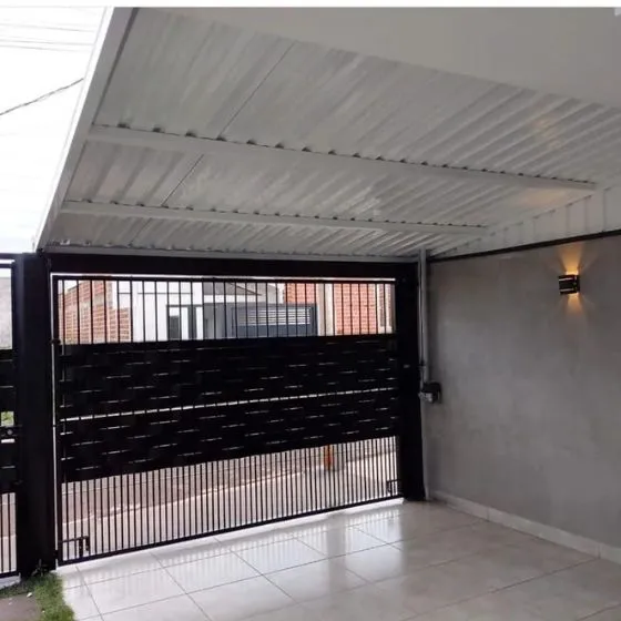 Cobertura de Telha Sanduíche em Mogi das Cruzes - SP Cobertura de Telha Sanduíche em Mogi das Cruzes - SP — Cobertura em quintal residencial coberto