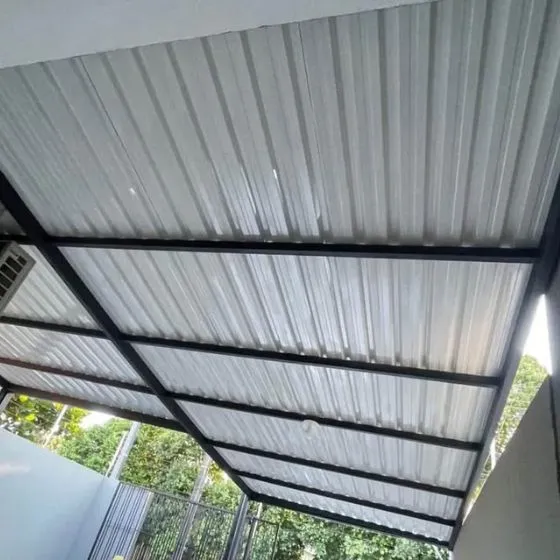 Cobertura de Telha Sanduíche em Mogi das Cruzes - SP Cobertura de Telha Sanduíche em Mogi das Cruzes - SP — Cobertura em pátio de comércio com mesas externas