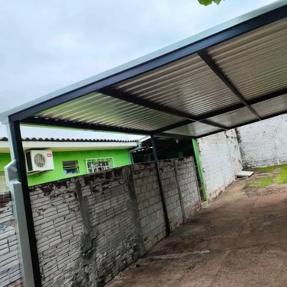 Cobertura de Telha Sanduíche em Mogi das Cruzes - SP Cobertura de Telha Sanduíche em Mogi das Cruzes - SP — Instalação em estacionamento