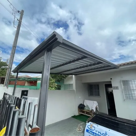 Cobertura de Telha Sanduíche em Mogi das Cruzes - SP Cobertura de Telha Sanduíche em Mogi das Cruzes - SP — Cobertura com calha lateral para escoamento