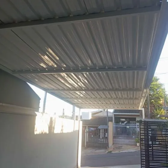 Cobertura de Telha Sanduíche em Mogi das Cruzes - SP Cobertura de Telha Sanduíche em Mogi das Cruzes - SP — Instalação em fachada comercial