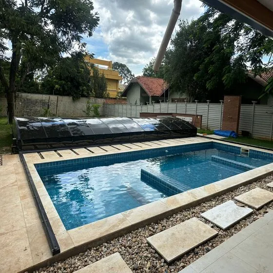 Cobertura Retrátil para Piscina em Mogi das Cruzes - SP — Instalação em garagem residencial