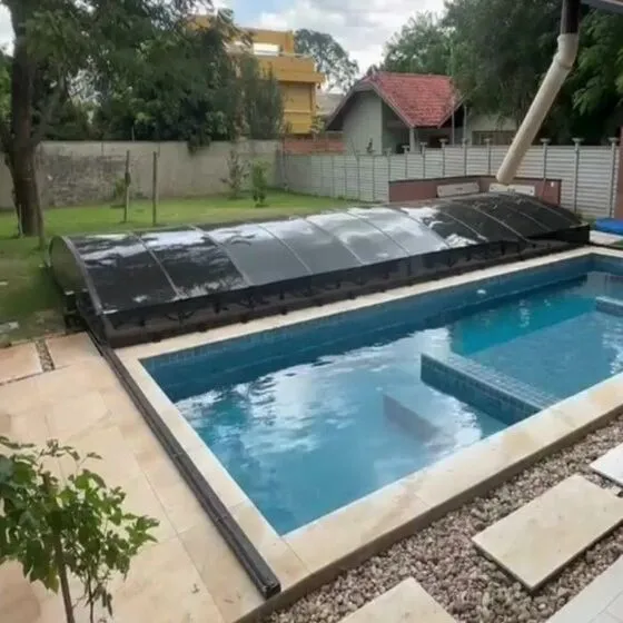 Cobertura Retrátil para Piscina em Mogi das Cruzes - SP — Instalação em área gourmet com churrasqueira