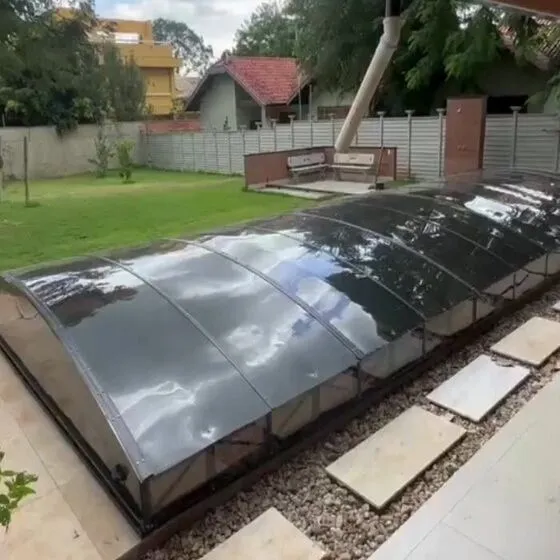 Cobertura Retrátil para Piscina em Mogi das Cruzes - SP — Cobertura em pátio de comércio com mesas externas