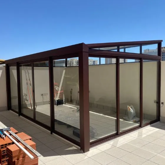 Coberturas de Vidro em Mogi das Cruzes - SP — Cobertura em pátio de comércio com mesas externas