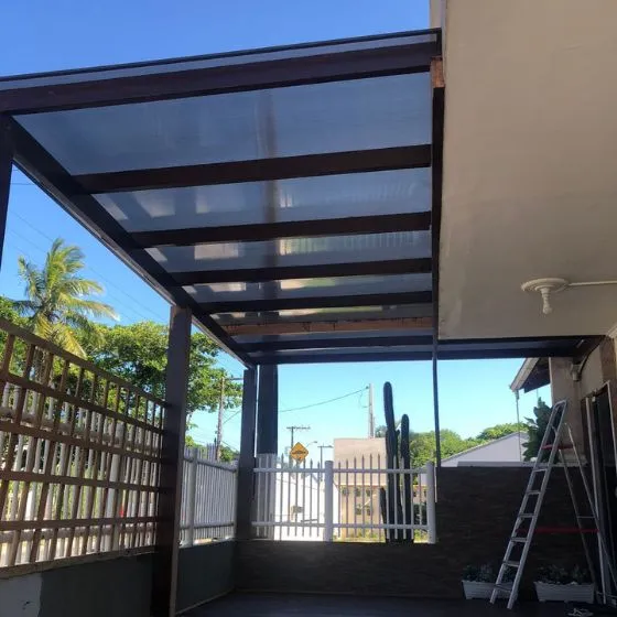 Pergolado de Alumínio com Policarbonato em Mogi das Cruzes - SP — Cobertura em pátio de comércio com mesas externas