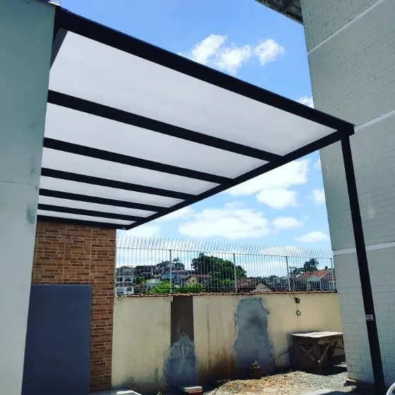 Pergolado de Alumínio com Policarbonato em Mogi das Cruzes - SP — Cobertura com calha lateral para escoamento