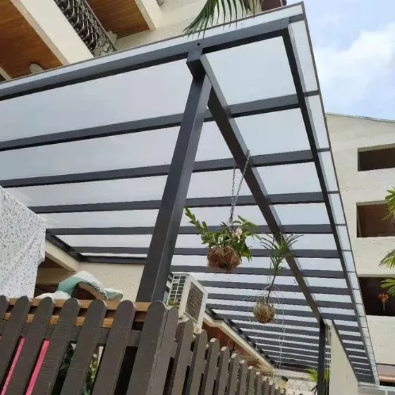 Pergolado Fixo de Ferro em Mogi das Cruzes - SP — Instalação em garagem residencial