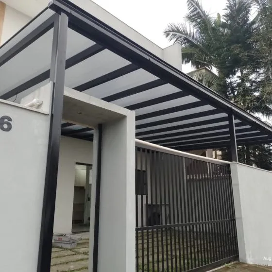 Pergolado Fixo de Ferro em Mogi das Cruzes - SP — Cobertura em pátio de comércio com mesas externas