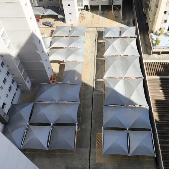 Sombreadores para Veículos em Mogi das Cruzes - SP Sombreadores para Veículos em Mogi das Cruzes - SP — Cobertura em pátio de comércio com mesas externas