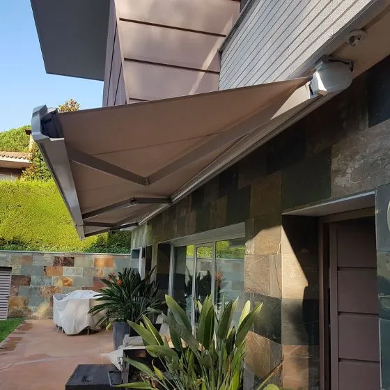 Toldo Articulado em Mogi das Cruzes - SP — Instalação em garagem residencial