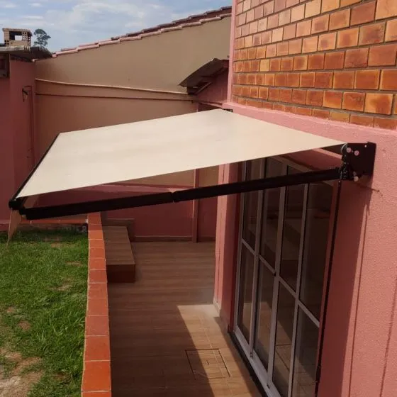 Toldo Articulado em Mogi das Cruzes - SP — Cobertura em pátio de comércio com mesas externas
