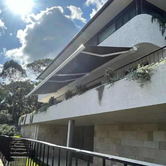Toldo Articulado em Mogi das Cruzes - SP — Cobertura com calha lateral para escoamento