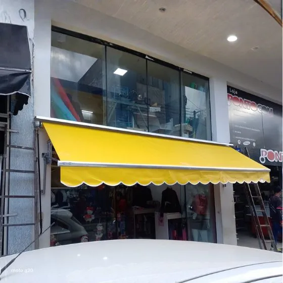 Toldo Cortina com Braços Laterais em Mogi das Cruzes - SP Toldo Cortina com Braços Laterais em Mogi das Cruzes - SP — Cobertura em quintal residencial coberto