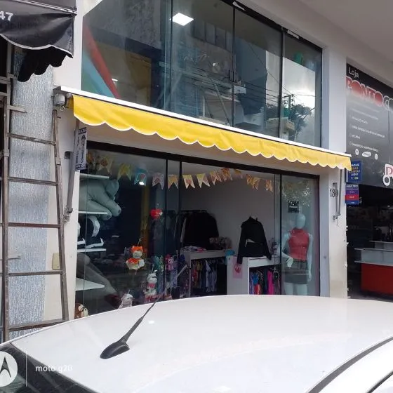 Toldo Cortina com Braços Laterais em Mogi das Cruzes - SP Toldo Cortina com Braços Laterais em Mogi das Cruzes - SP — Cobertura em pátio de comércio com mesas externas