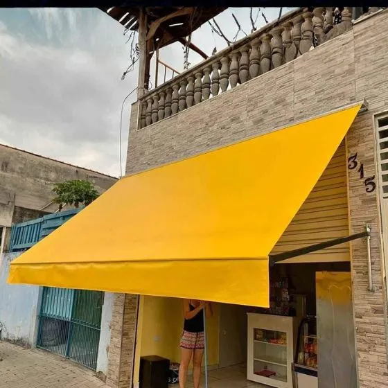 Toldo Cortina com Braços Laterais em Mogi das Cruzes - SP Toldo Cortina com Braços Laterais em Mogi das Cruzes - SP — Instalação em fachada comercial