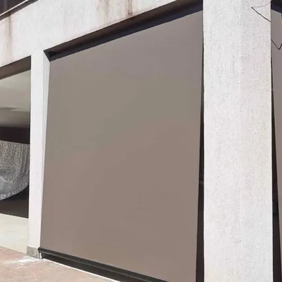 Toldo Cortina de Tela Screen em Mogi das Cruzes - SP Toldo Cortina de Tela Screen em Mogi das Cruzes - SP — Cobertura com estrutura metálica reforçada