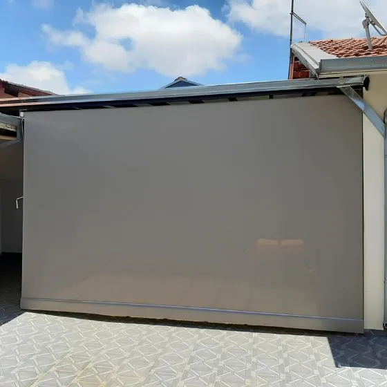 Toldo Cortina de Tela Screen em Mogi das Cruzes - SP Toldo Cortina de Tela Screen em Mogi das Cruzes - SP — Cobertura com calha lateral para escoamento