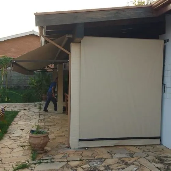Toldo Cortina Fechamento Vertical em Mogi das Cruzes - SP Toldo Cortina Fechamento Vertical em Mogi das Cruzes - SP — Instalação em área gourmet com churrasqueira