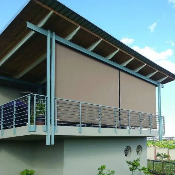 Toldo Cortina Fechamento Vertical em Mogi das Cruzes - SP Toldo Cortina Fechamento Vertical em Mogi das Cruzes - SP — Cobertura com calha lateral para escoamento