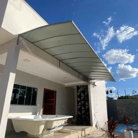 Toldo Fixo de Lona PVC em Mogi das Cruzes - SP Toldo Fixo de Lona PVC em Mogi das Cruzes - SP — Instalação em garagem residencial