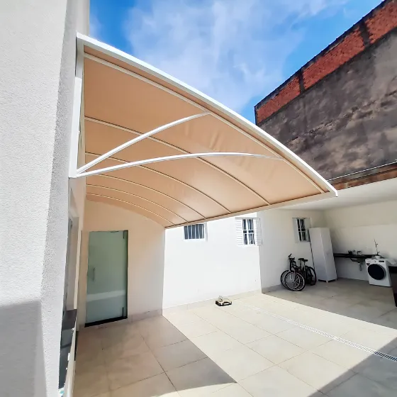 Toldo Fixo de Lona PVC em Mogi das Cruzes - SP Toldo Fixo de Lona PVC em Mogi das Cruzes - SP — Cobertura em quintal residencial coberto
