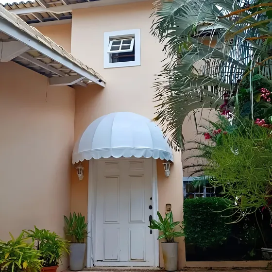 Toldo Fixo de Lona PVC em Mogi das Cruzes - SP Toldo Fixo de Lona PVC em Mogi das Cruzes - SP — Cobertura em pátio de comércio com mesas externas