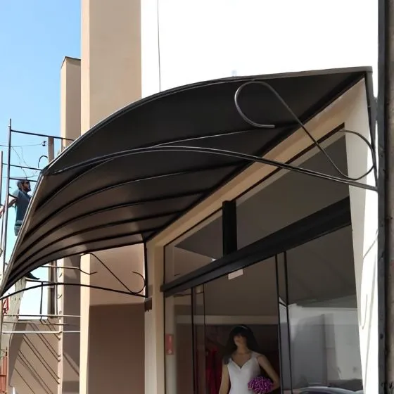 Toldo Fixo de Lona PVC em Mogi das Cruzes - SP Toldo Fixo de Lona PVC em Mogi das Cruzes - SP — Cobertura com estrutura metálica reforçada