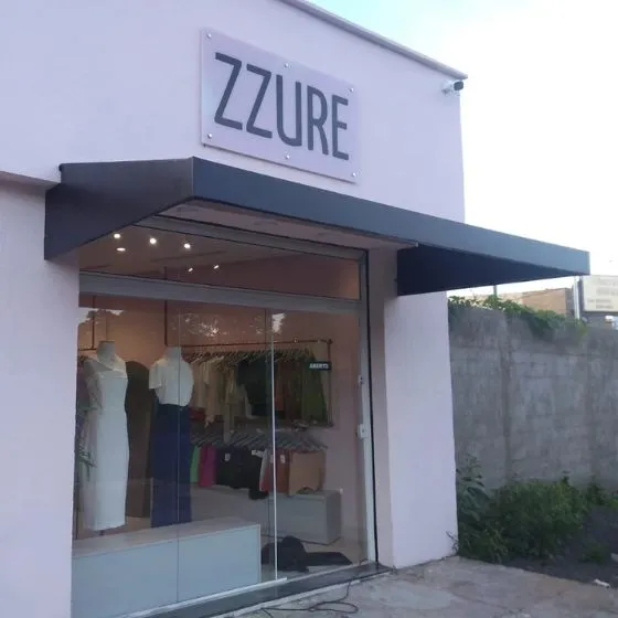 Toldo Fixo de Lona PVC em Mogi das Cruzes - SP Toldo Fixo de Lona PVC em Mogi das Cruzes - SP — Instalação em fachada comercial