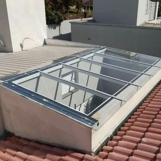 Toldo Fixo Policarbonato Compacto em Mogi das Cruzes - SP Toldo Fixo Policarbonato Compacto em Mogi das Cruzes - SP — Cobertura em pátio de comércio com mesas externas