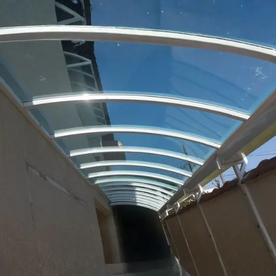 Toldo Fixo Policarbonato Compacto em Mogi das Cruzes - SP Toldo Fixo Policarbonato Compacto em Mogi das Cruzes - SP — Instalação em estacionamento