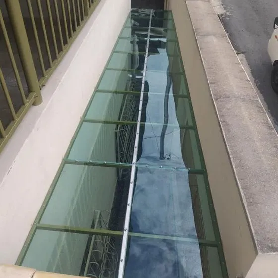 Toldo Fixo Policarbonato Compacto em Mogi das Cruzes - SP Toldo Fixo Policarbonato Compacto em Mogi das Cruzes - SP — Cobertura com calha lateral para escoamento