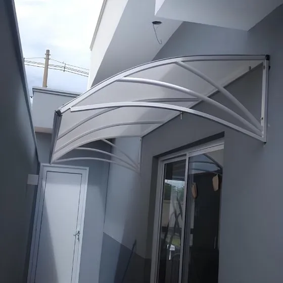 Toldo Policarbonato Alveolar em Mogi das Cruzes - SP Toldo Policarbonato Alveolar em Mogi das Cruzes - SP — Cobertura em pátio de comércio com mesas externas