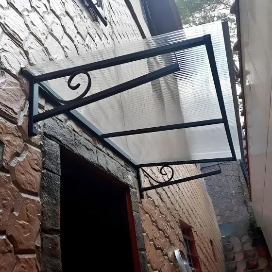 Toldo Policarbonato Alveolar em Mogi das Cruzes - SP Toldo Policarbonato Alveolar em Mogi das Cruzes - SP — Cobertura em passagem coberta entre ambientes